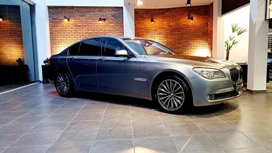 BMW 750i 4.4 SEDAN V8 32V GASOLINA 4P AUTOMÁTICO BMW 750i 4.4 SEDAN V8 32V GASOLINA 4P AUTOMÁTICO